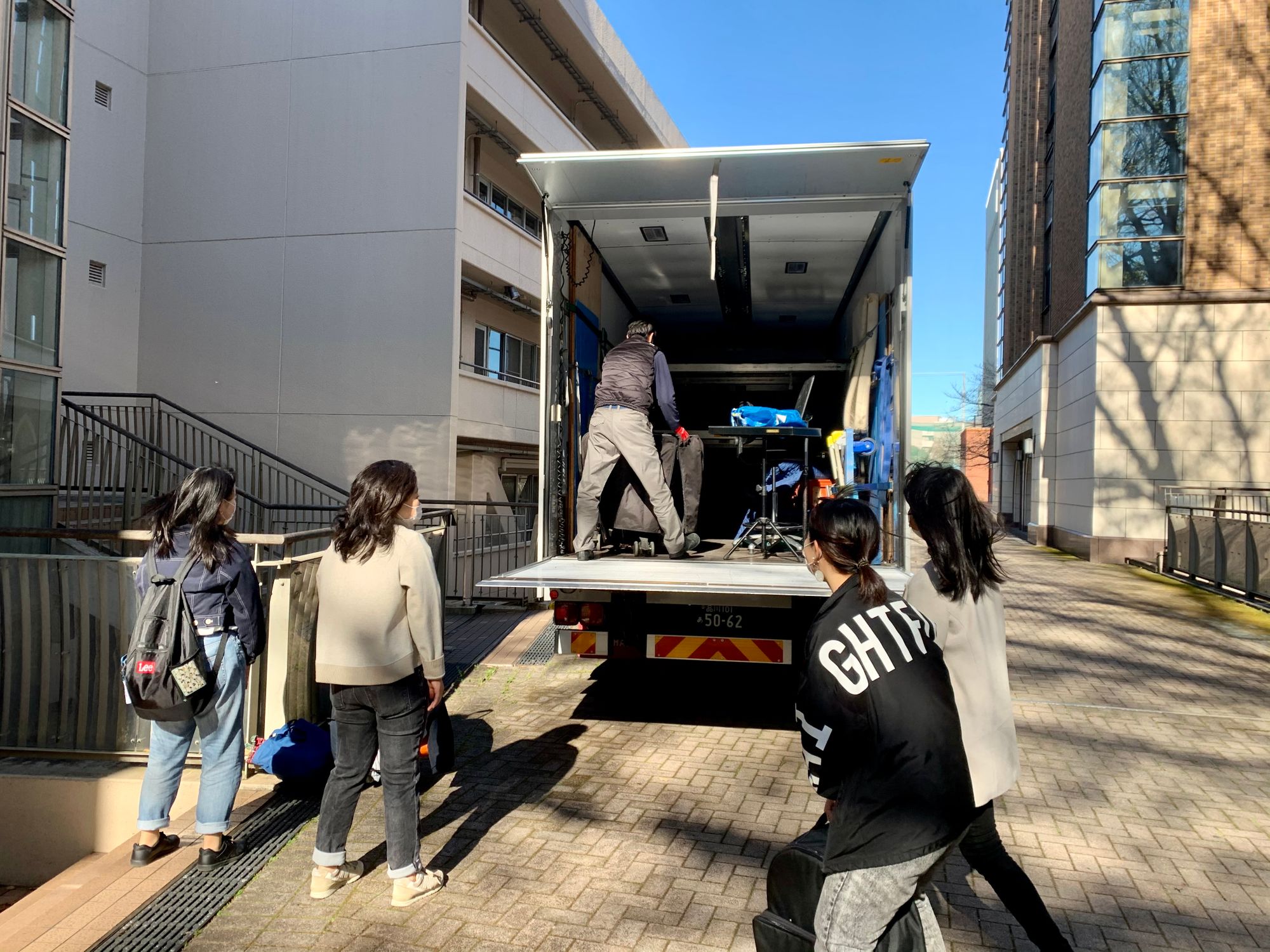 学習院大学・富士見会館にて、トラックに積み込み